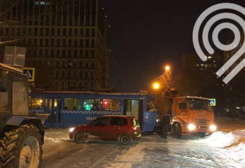 Трамвай от удара сошел с рельсов