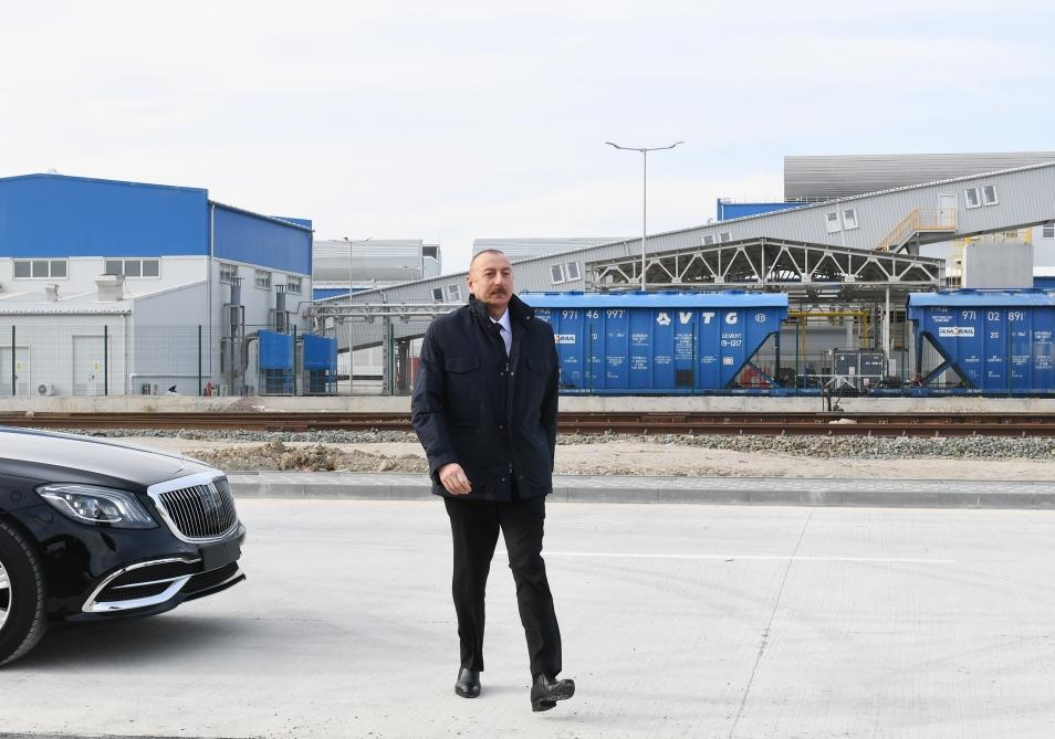 Президент Ильхам Алиев заложил фундамент двух заводов и открыл предприятие по производству листового стекла в Сумгайыте