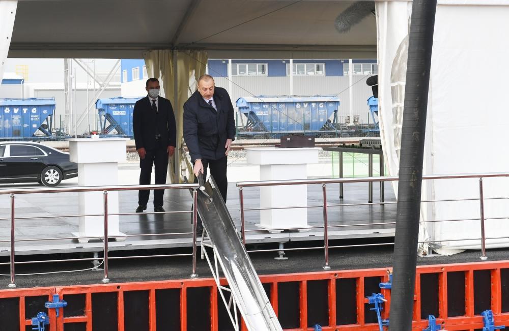 Президент Ильхам Алиев заложил фундамент двух заводов и открыл предприятие по производству листового стекла в Сумгайыте