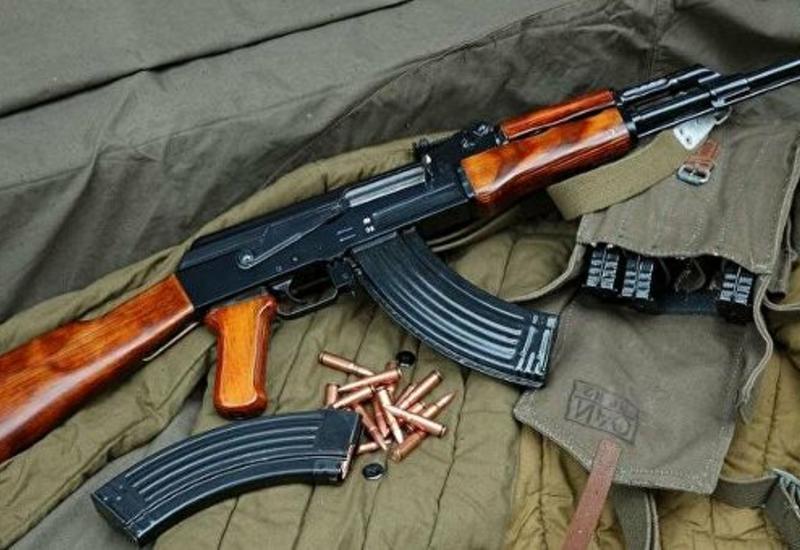 Армяне вывозят из Карабаха автоматы "Калашникова" и продают их