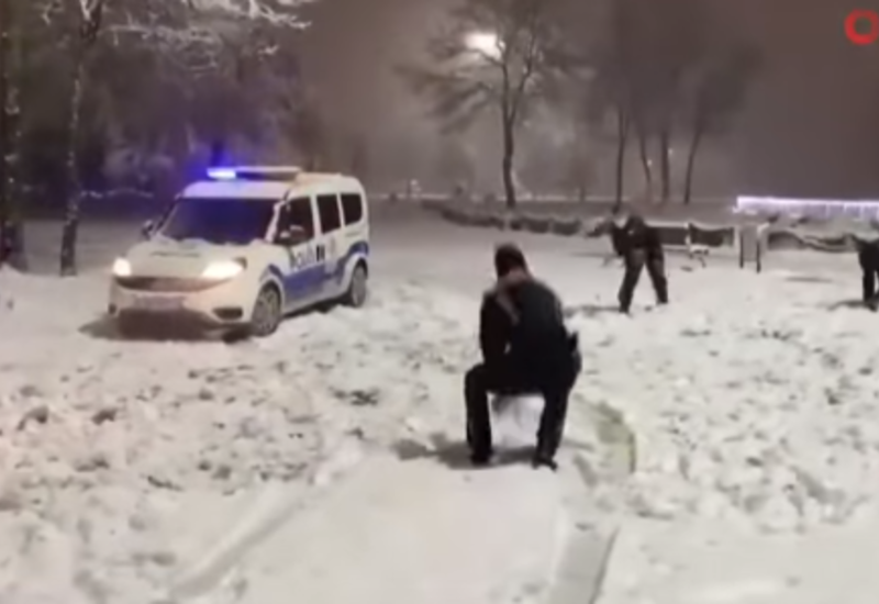Полиция Турции играет в снежки