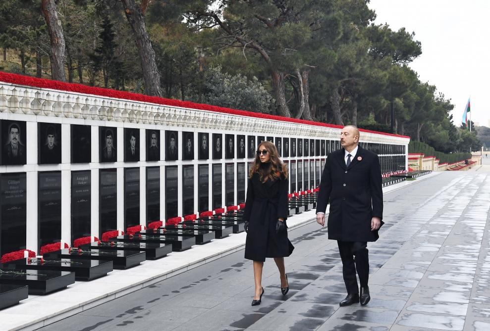 Президент Ильхам Алиев и Первая леди Мехрибан Алиева посетили Аллею шехидов в связи с 31-й годовщиной трагедии 20 Января