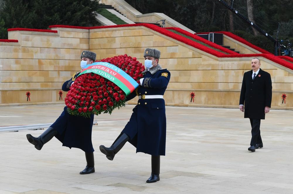 Президент Ильхам Алиев и Первая леди Мехрибан Алиева посетили Аллею шехидов в связи с 31-й годовщиной трагедии 20 Января