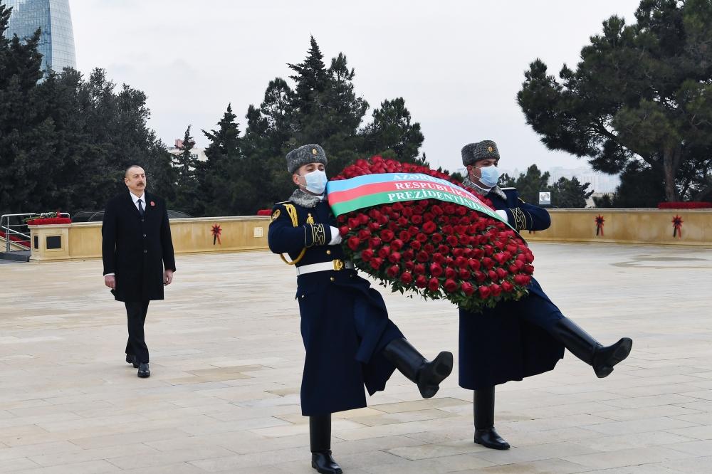 Президент Ильхам Алиев и Первая леди Мехрибан Алиева посетили Аллею шехидов в связи с 31-й годовщиной трагедии 20 Января