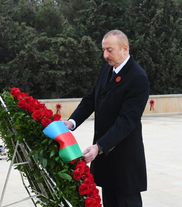 Президент Ильхам Алиев и Первая леди Мехрибан Алиева посетили Аллею шехидов в связи с 31-й годовщиной трагедии 20 Января