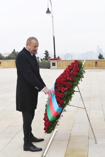Президент Ильхам Алиев и Первая леди Мехрибан Алиева посетили Аллею шехидов в связи с 31-й годовщиной трагедии 20 Января