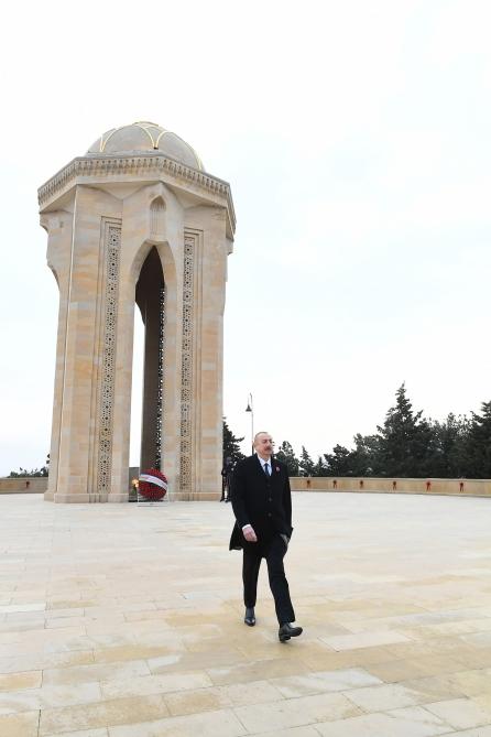Президент Ильхам Алиев и Первая леди Мехрибан Алиева посетили Аллею шехидов в связи с 31-й годовщиной трагедии 20 Января