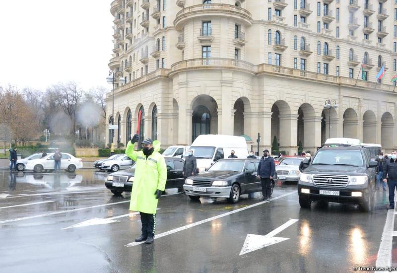 В Азербайджане память жертв 20 Января почтена минутой молчания, приостановлено движение транспорта