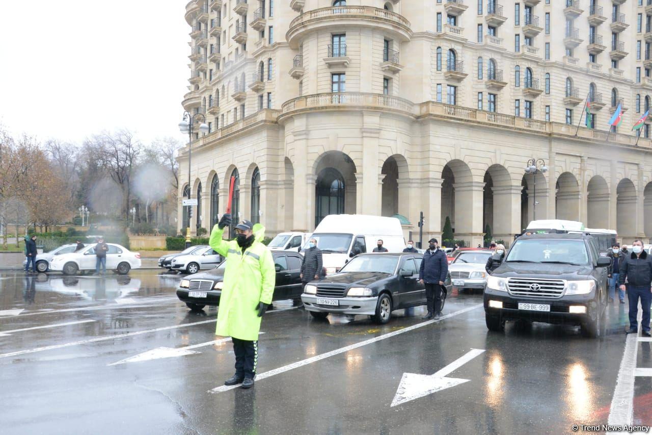 В Азербайджане память жертв 20 Января почтена минутой молчания, приостановлено движение транспорта