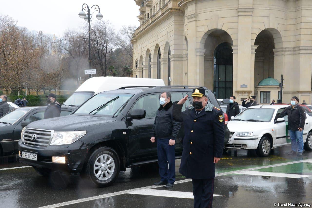 В Азербайджане память жертв 20 Января почтена минутой молчания, приостановлено движение транспорта