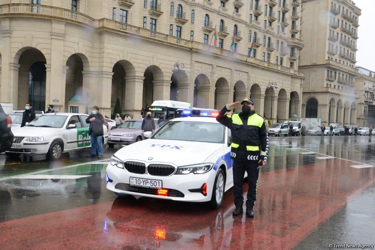 В Азербайджане память жертв 20 Января почтена минутой молчания, приостановлено движение транспорта