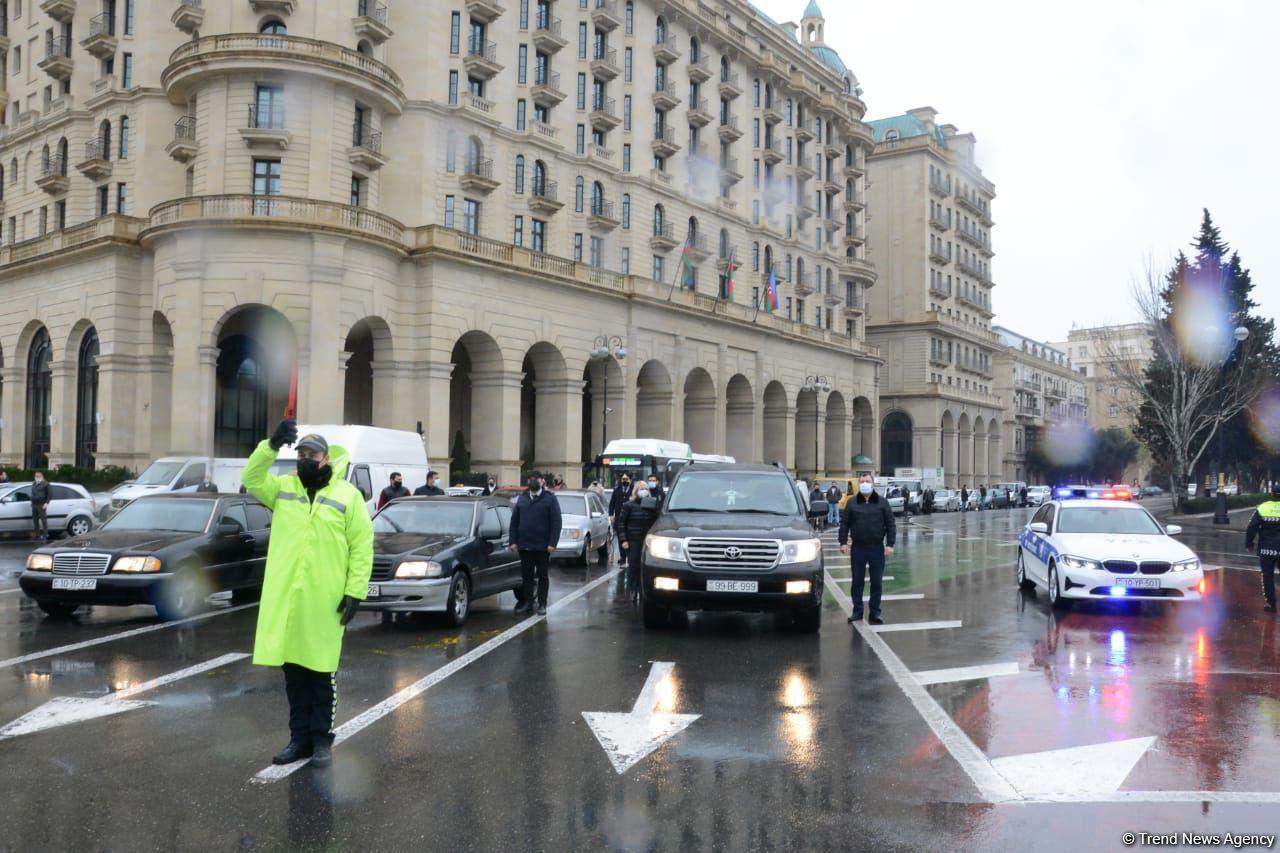 В Азербайджане память жертв 20 Января почтена минутой молчания, приостановлено движение транспорта