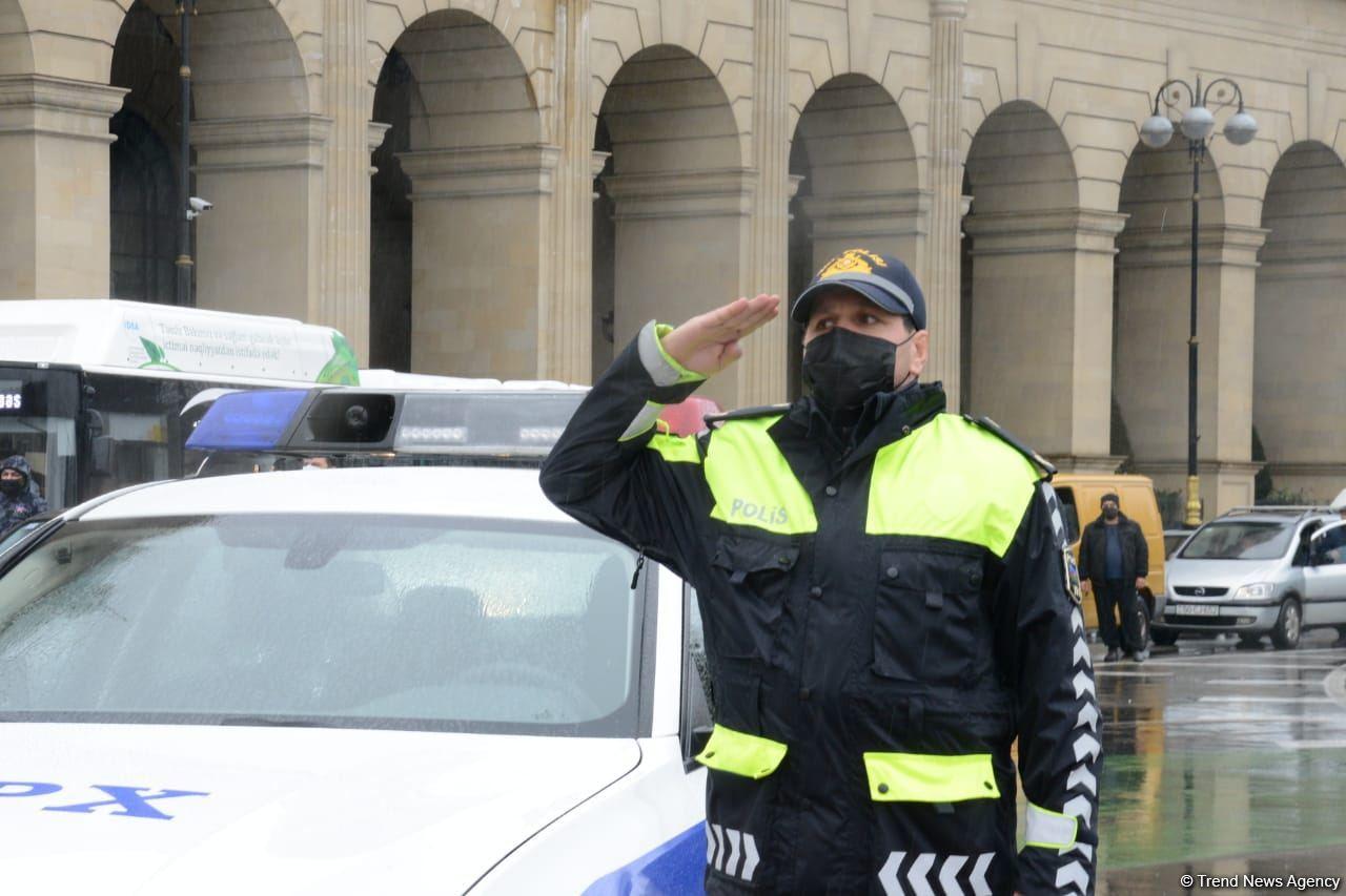 В Азербайджане память жертв 20 Января почтена минутой молчания, приостановлено движение транспорта