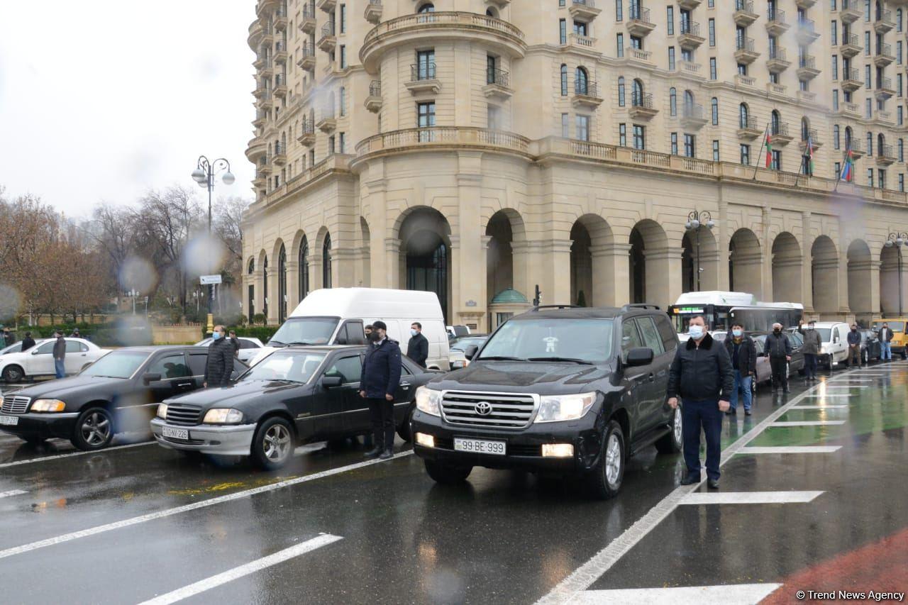 В Азербайджане память жертв 20 Января почтена минутой молчания, приостановлено движение транспорта
