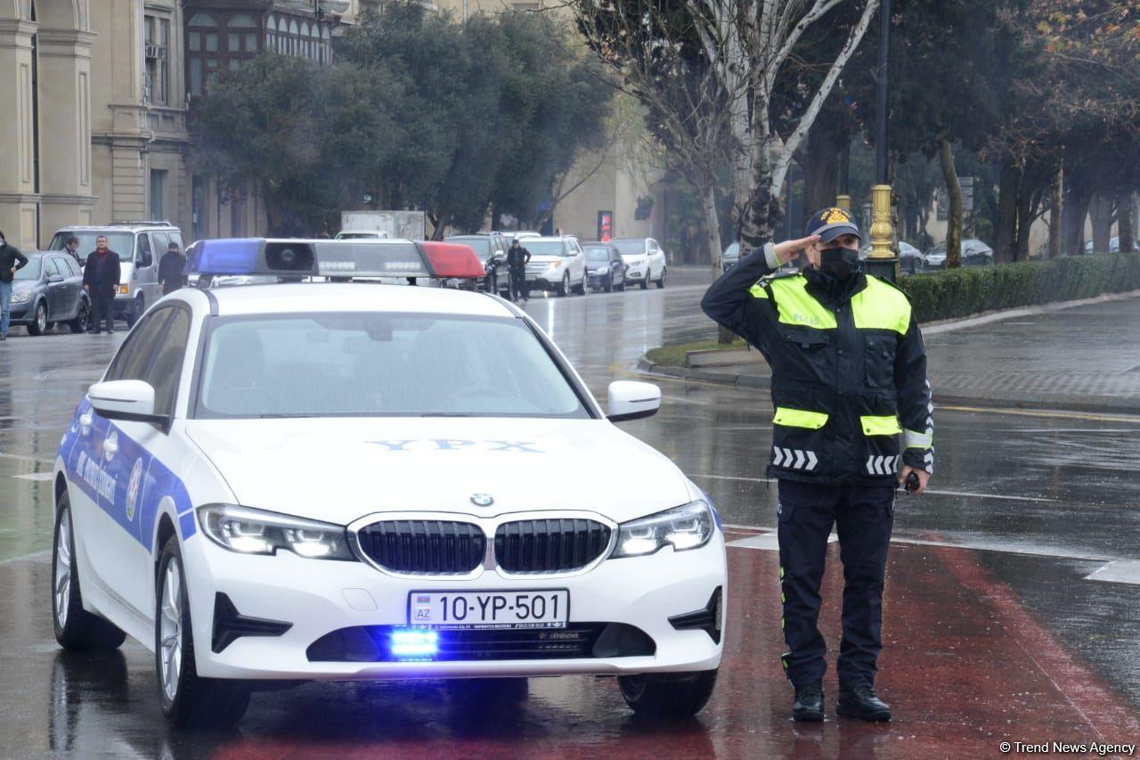 В Азербайджане память жертв 20 Января почтена минутой молчания, приостановлено движение транспорта