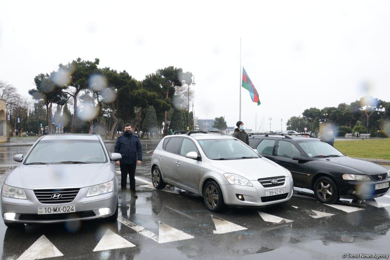 В Азербайджане память жертв 20 Января почтена минутой молчания, приостановлено движение транспорта