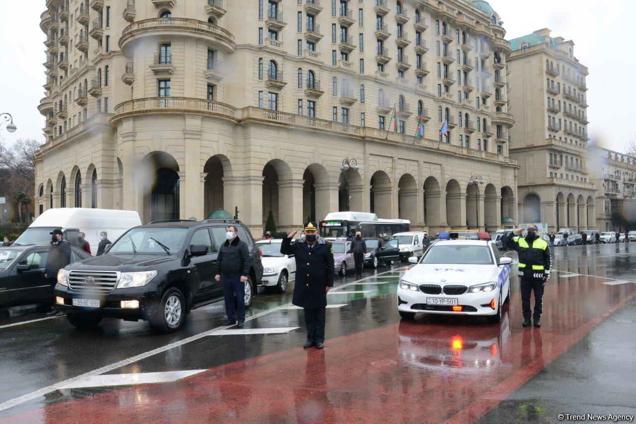 В Азербайджане память жертв 20 Января почтена минутой молчания, приостановлено движение транспорта