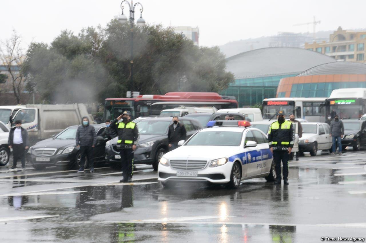 В Азербайджане память жертв 20 Января почтена минутой молчания, приостановлено движение транспорта