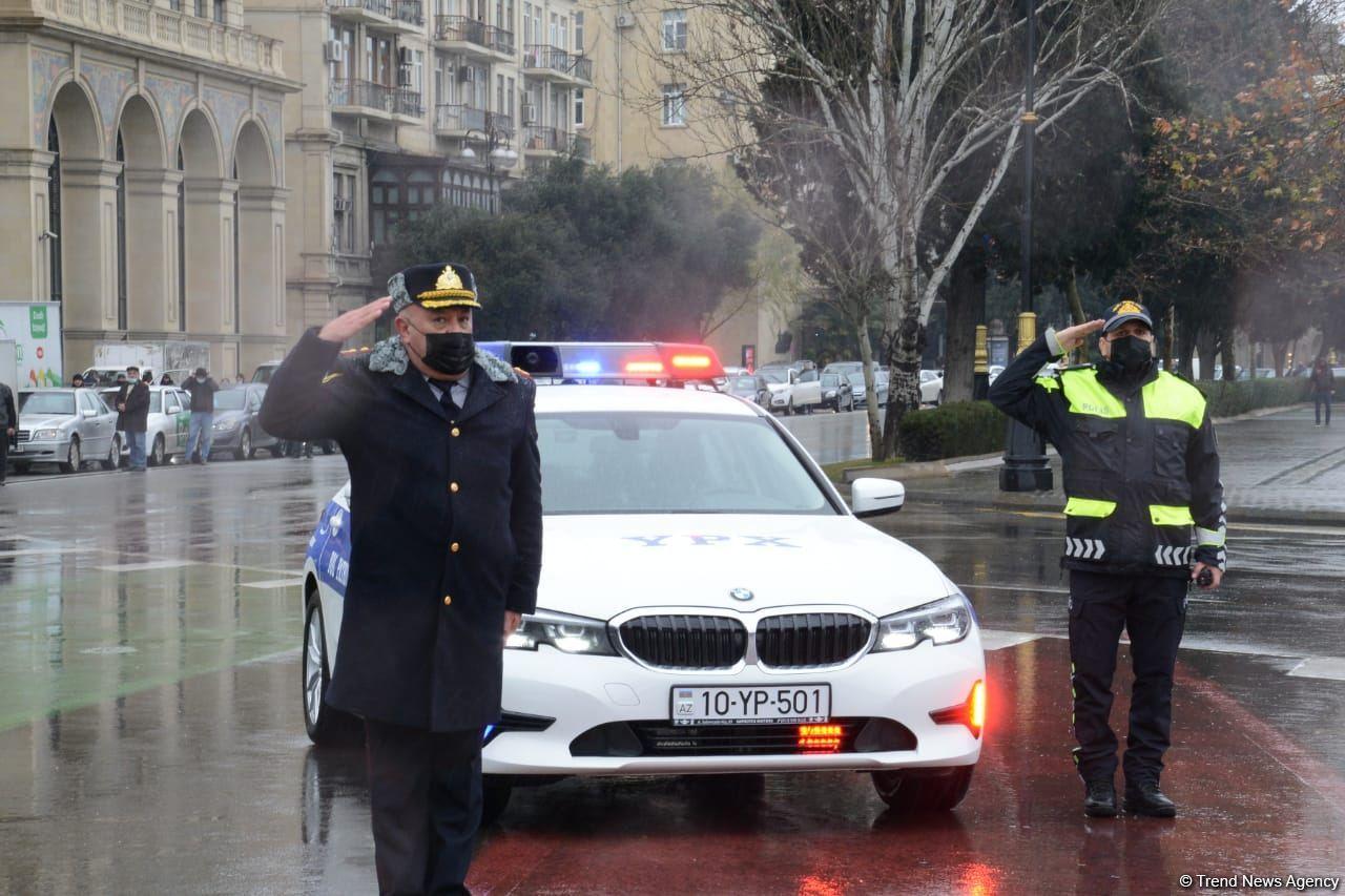В Азербайджане память жертв 20 Января почтена минутой молчания, приостановлено движение транспорта