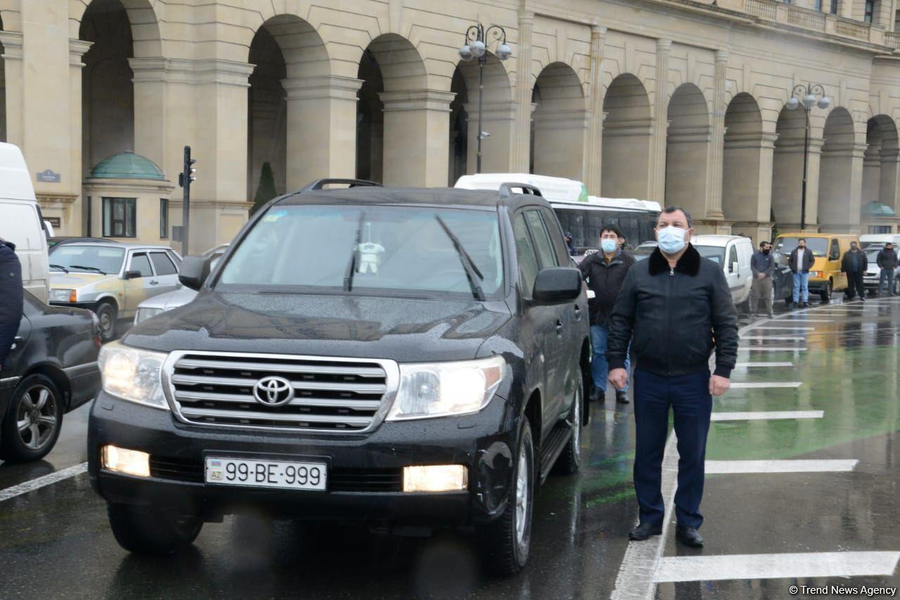 В Азербайджане память жертв 20 Января почтена минутой молчания, приостановлено движение транспорта