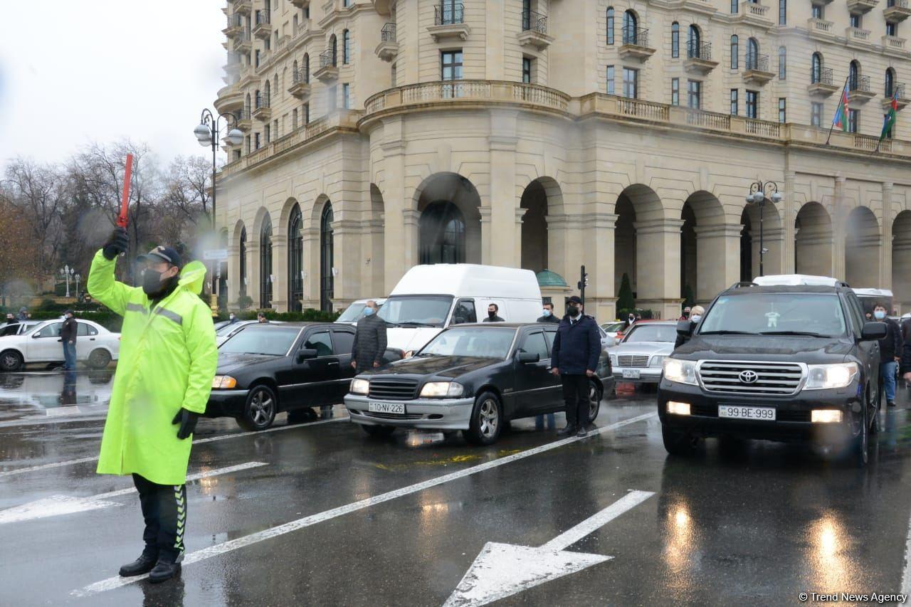 В Азербайджане память жертв 20 Января почтена минутой молчания, приостановлено движение транспорта