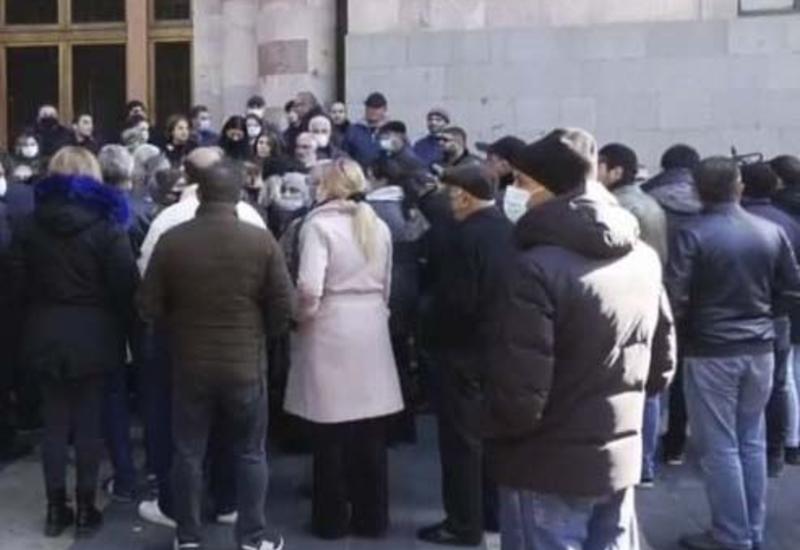 Наемники митингуют у здания минобороны Армении