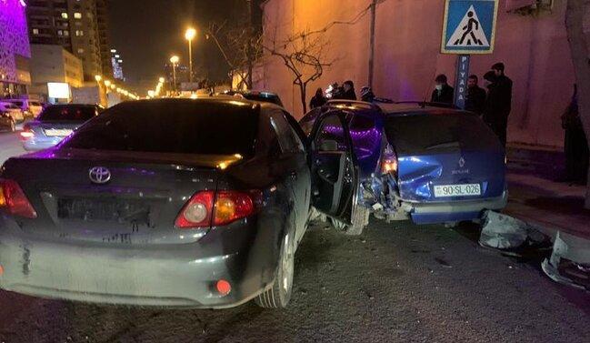 В Баку столкнулись пять автомобилей