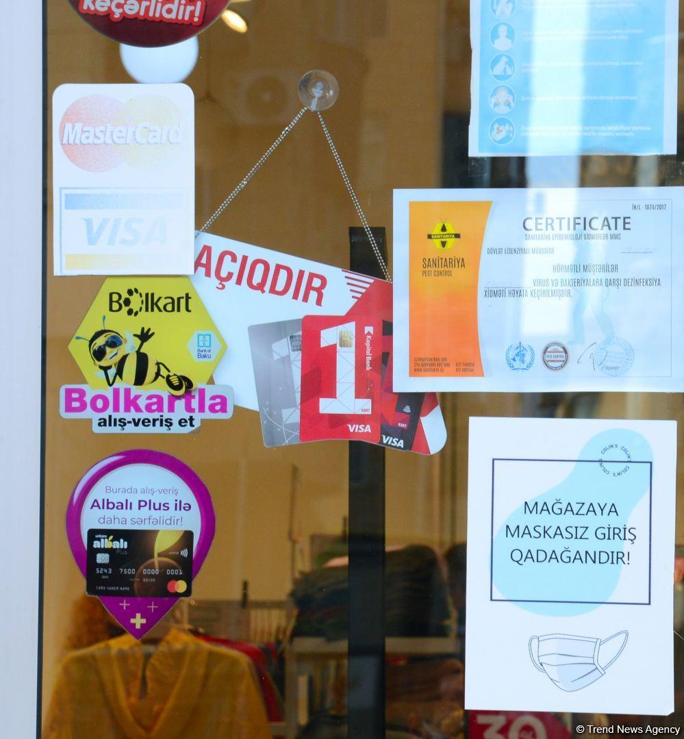 В Азербайджане вновь открылись магазины и салоны красоты