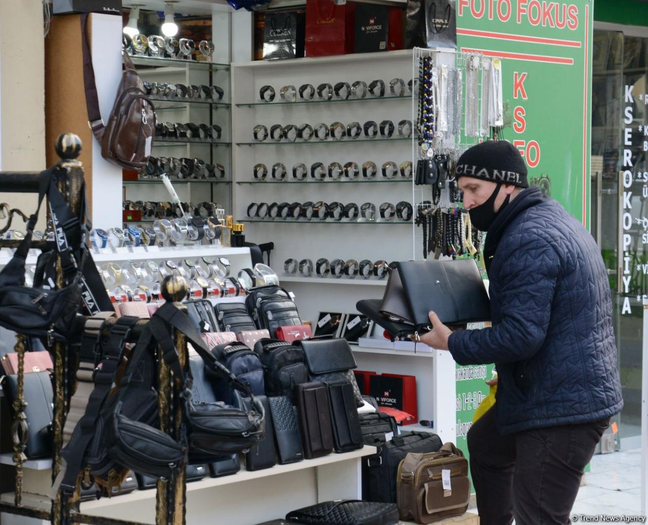 В Азербайджане вновь открылись магазины и салоны красоты