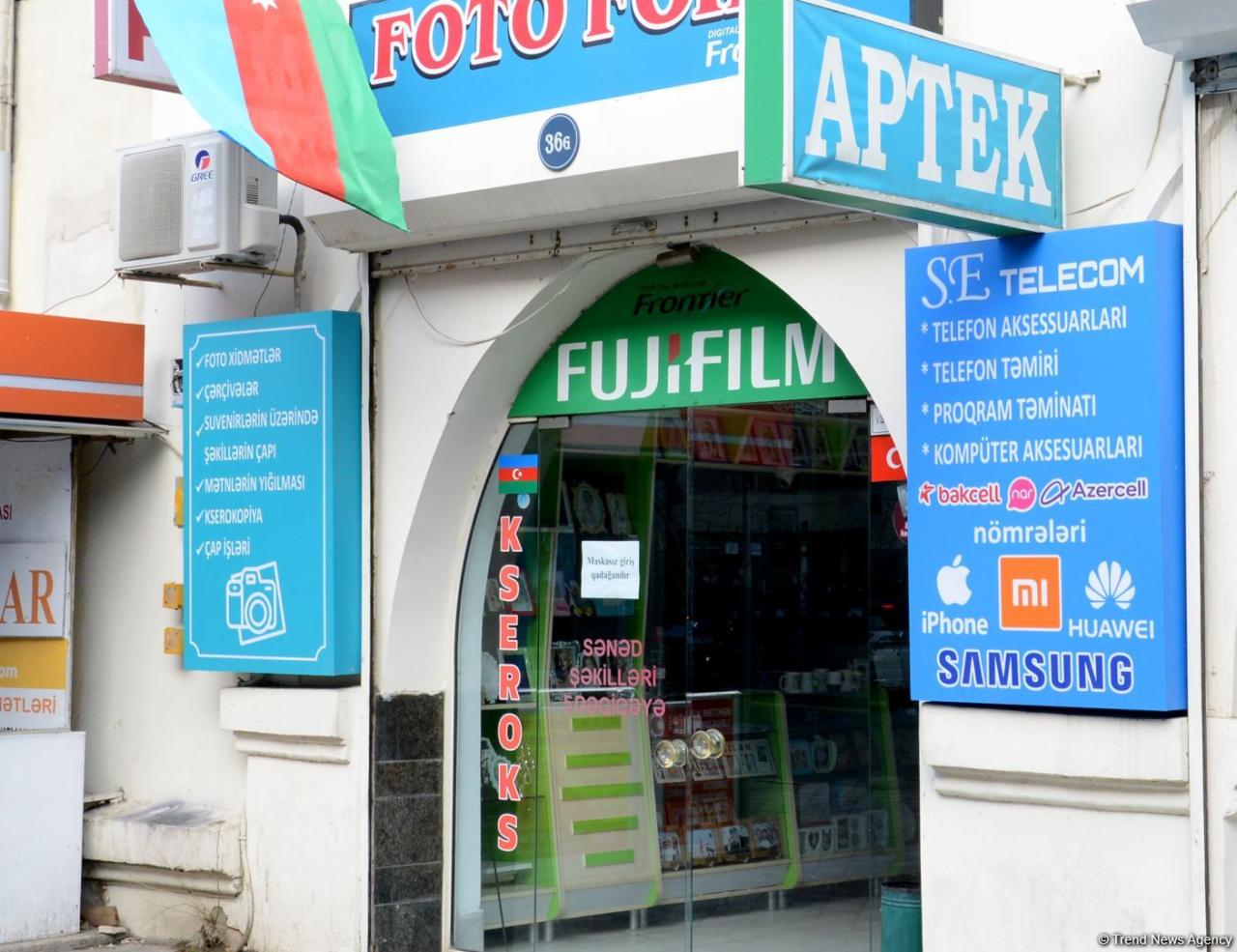 В Азербайджане вновь открылись магазины и салоны красоты