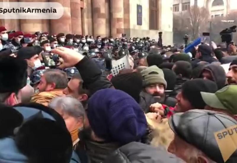 Митингующие в Ереване пытаются прорваться в здание правительства