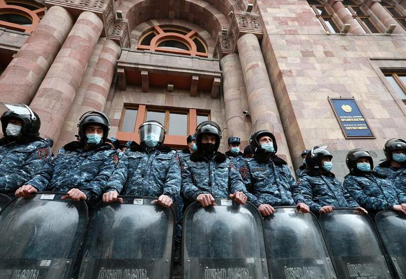 У здания правительства Армении началась потасовка между полицией и протестующими
