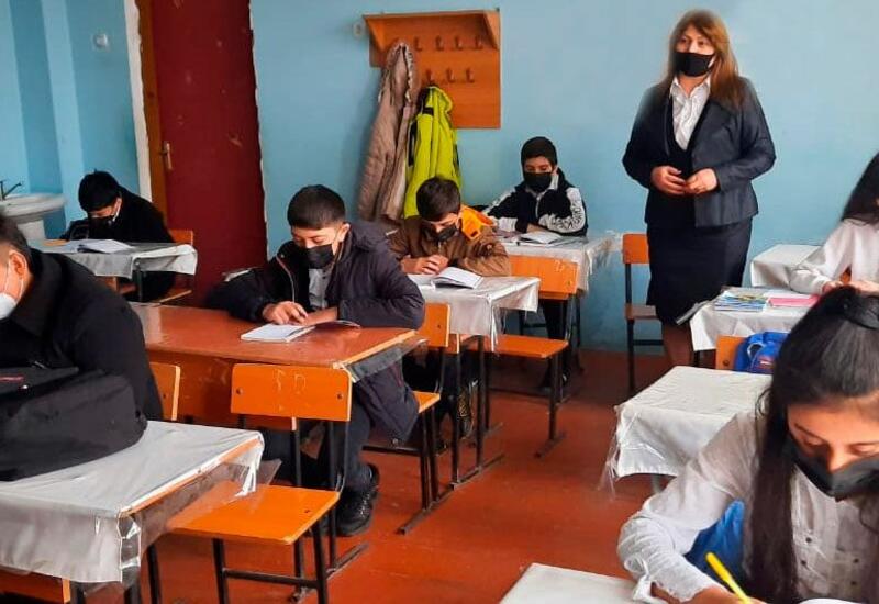 В Азербайджане началась вакцинация работников образования