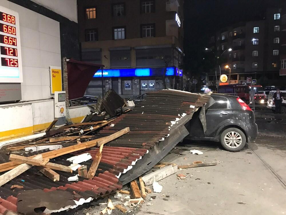 Штормовой ветер разрушил дома в Стамбуле