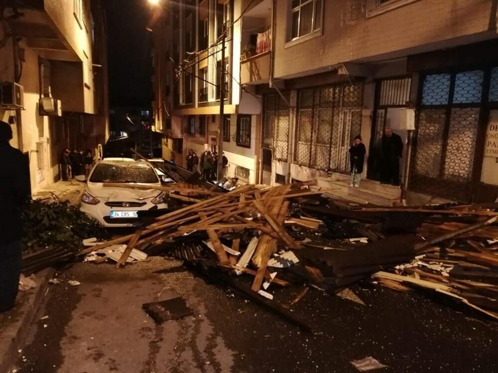 Штормовой ветер разрушил дома в Стамбуле