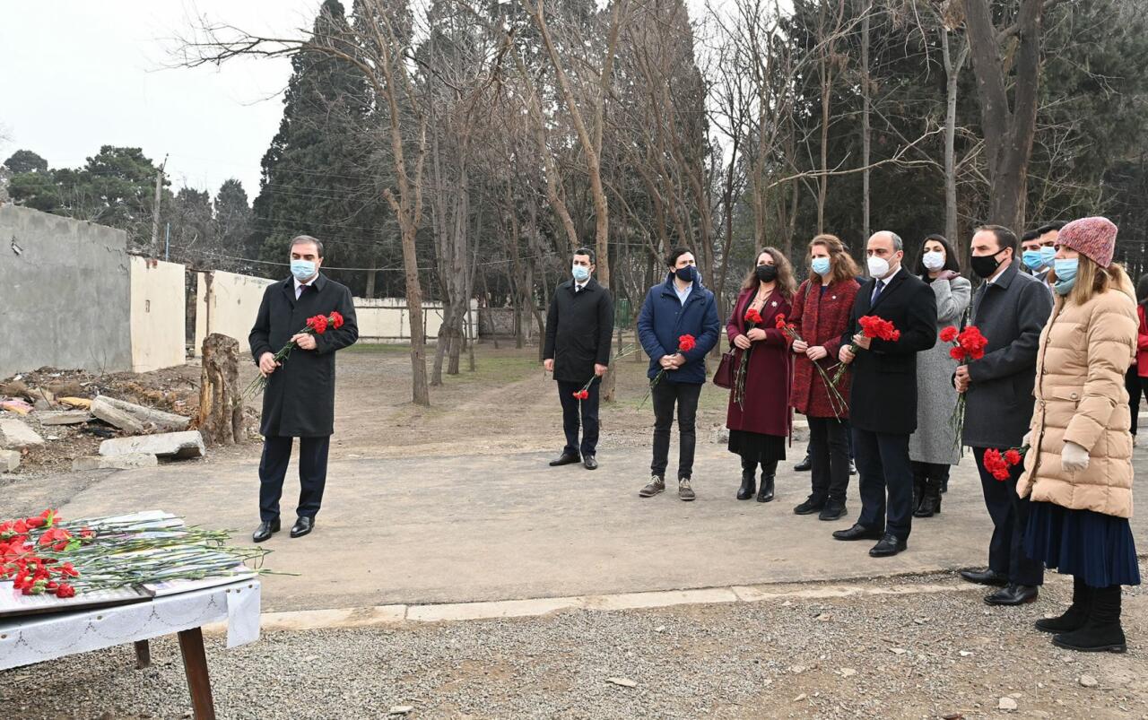 Представители ЮНИСЕФ и МККК посетили школы в Гяндже и Тертере, пострадавшие от армянских атак