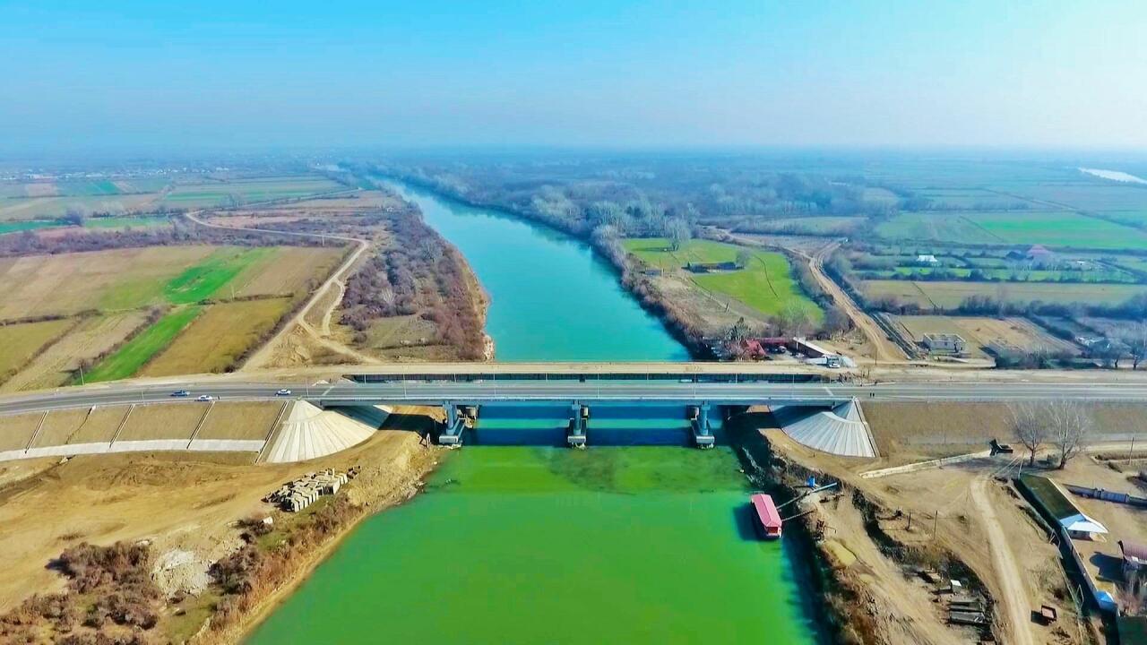 В Азербайджане построен новый автомобильный мост через Куру