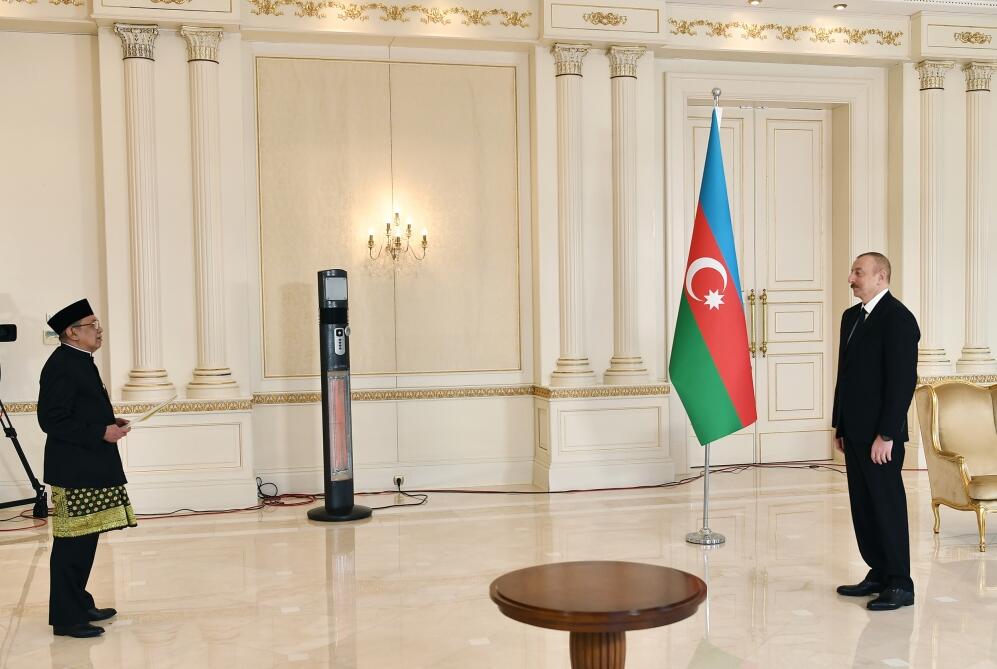 Президент Ильхам Алиев принял верительные грамоты новоназначенного посла Индонезии в Азербайджане