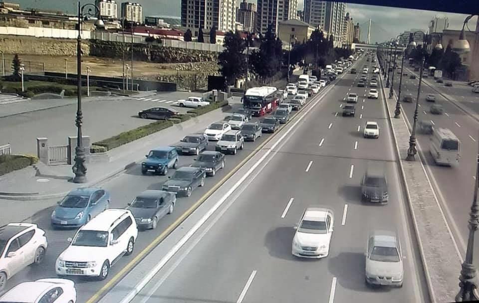 На проспекте в Баку произошло ДТП, движение остановлено