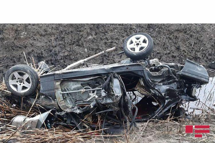 В Гёйчае сошел с трассы и перевернулся «BMW»,