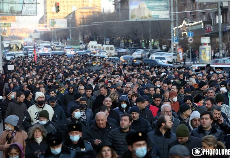 Протестующие в Ереване заблокировали улицы рядом с центральной площадью
