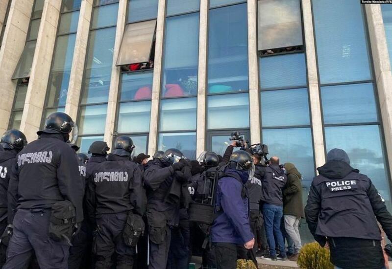 В Грузии полиция провела рейд в штаб-квартире оппозиционной партии, есть задержанные