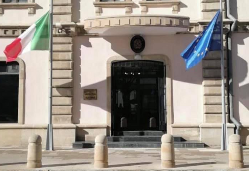 В посольстве Италии в Азербайджане приспущен государственный флаг