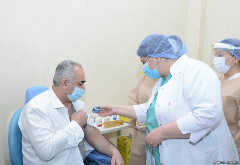 Представители политпартий Азербайджана проходят вакцинацию