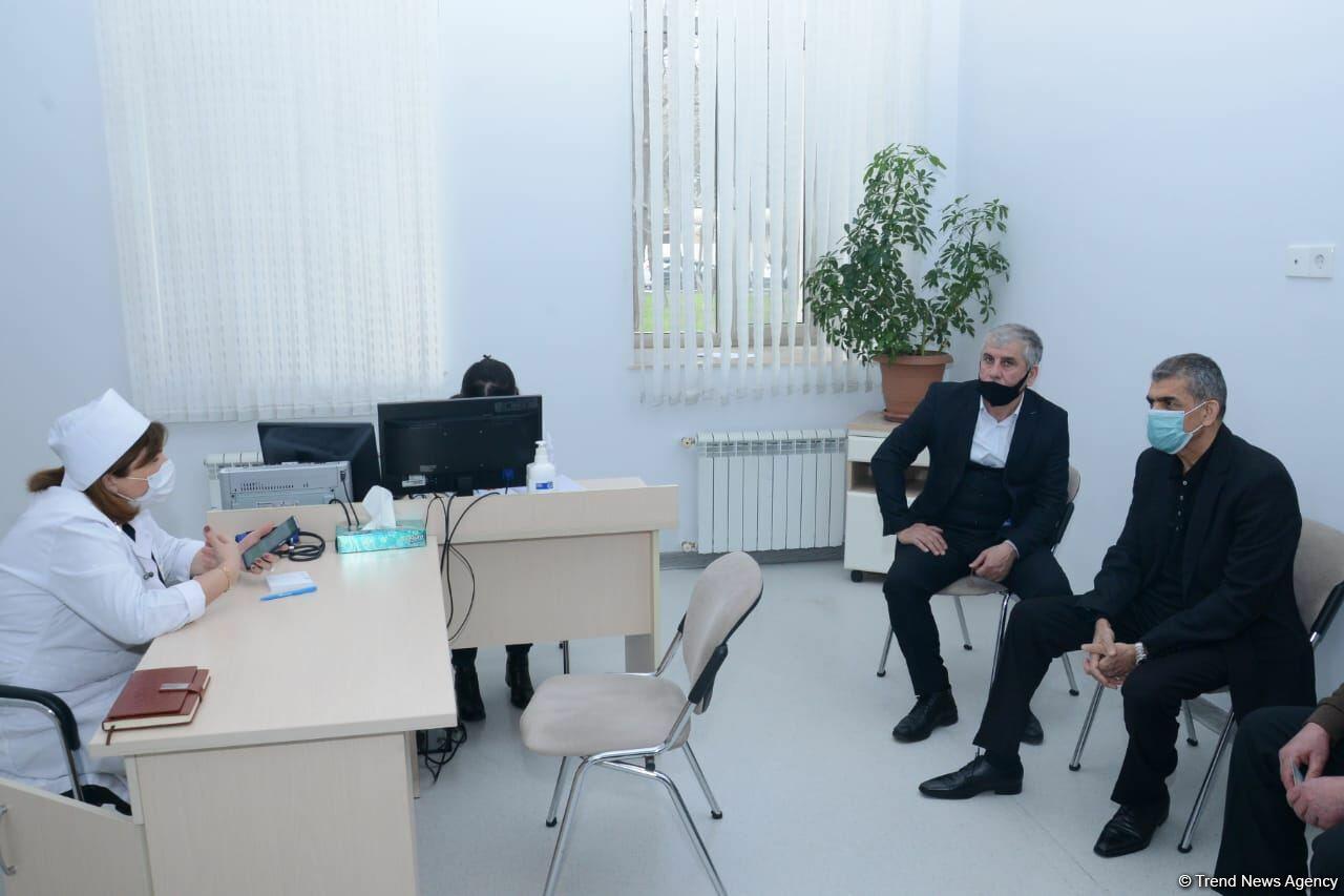 Представители политпартий Азербайджана проходят вакцинацию