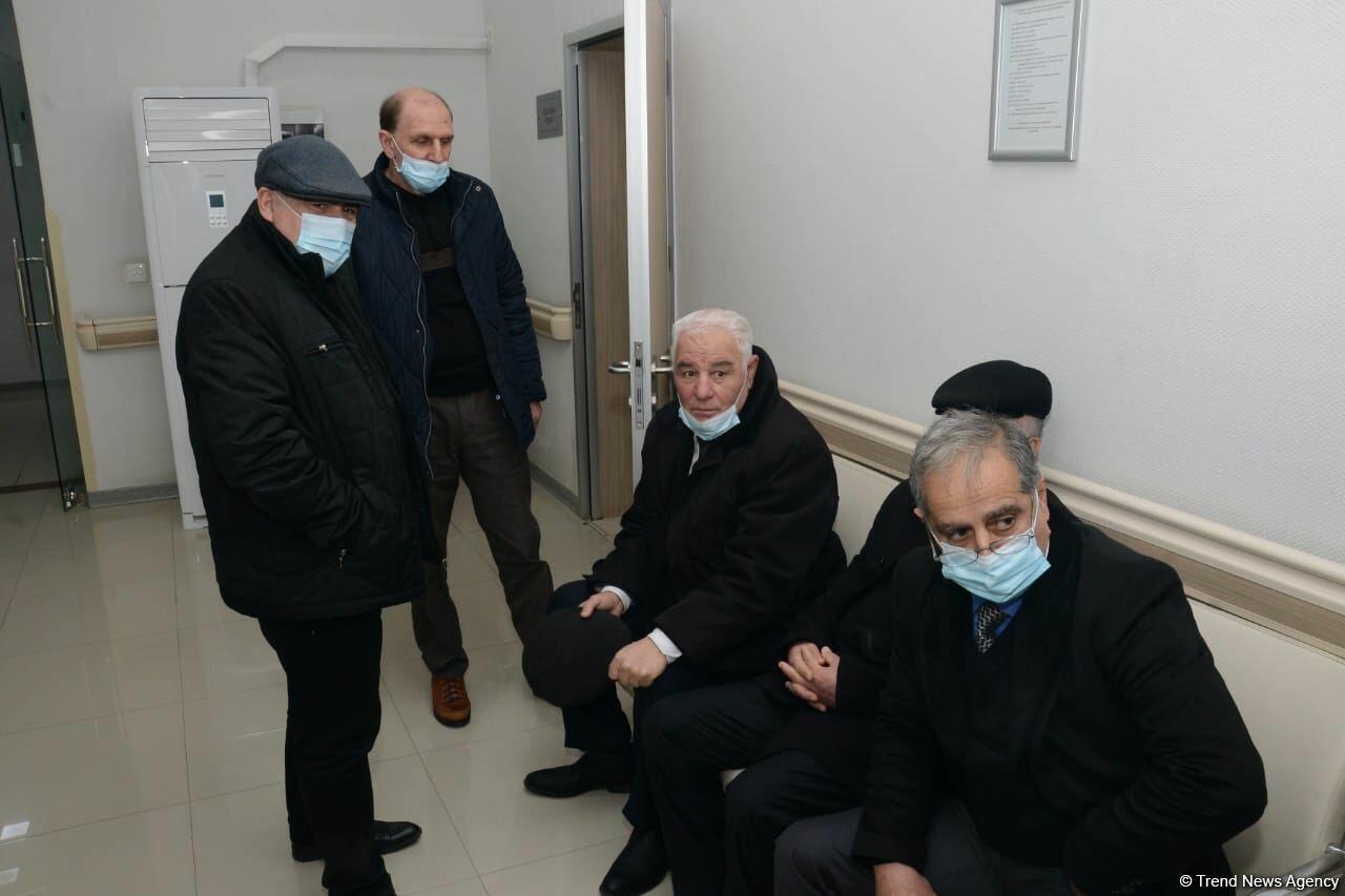 Представители политпартий Азербайджана проходят вакцинацию