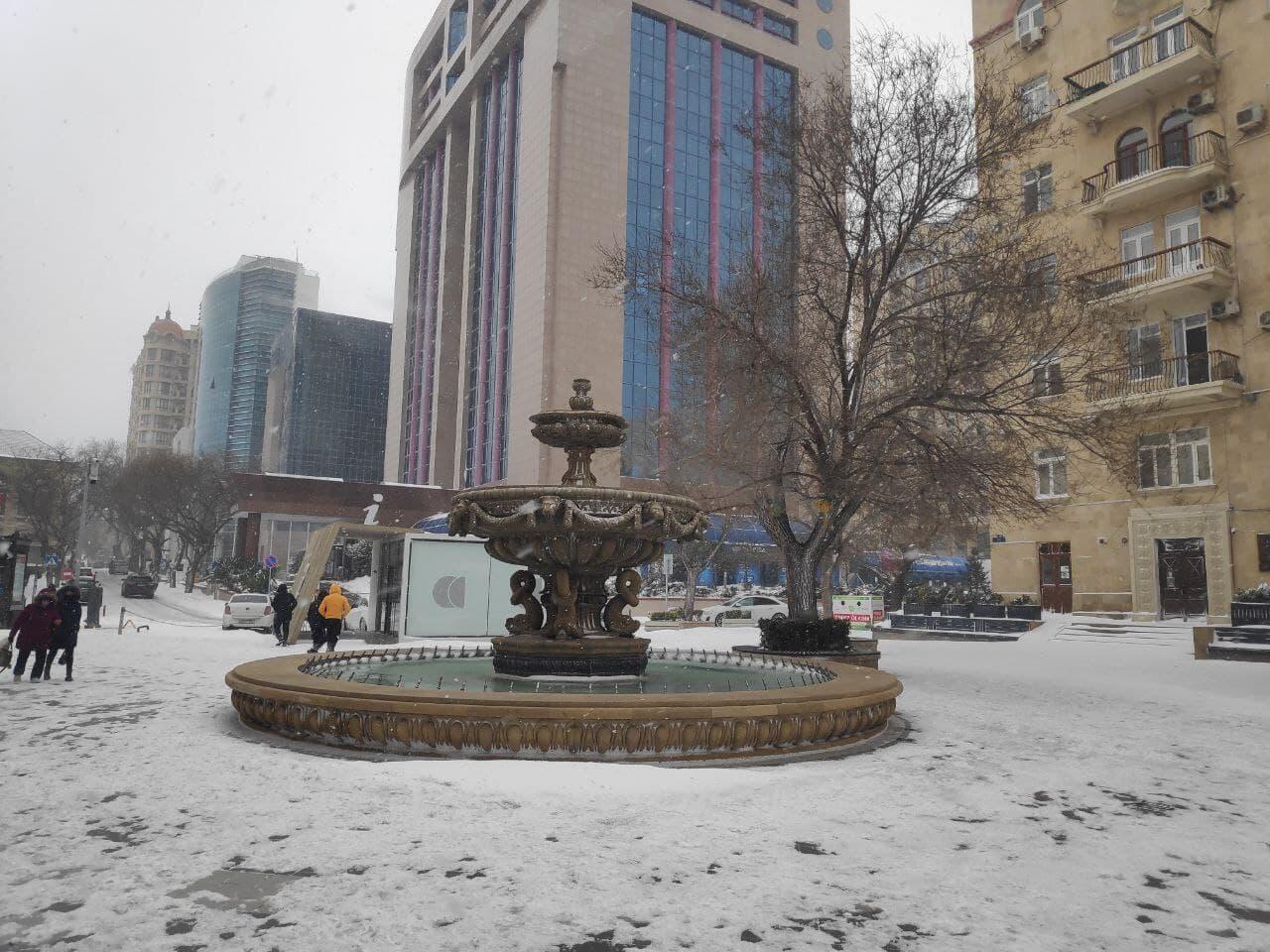 "Торговая" и площадь фонтанов в снегу