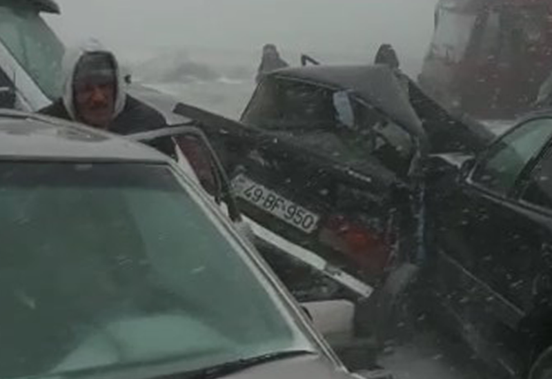 В ДТП в Гарадаге один человек погиб, четверо получили травмы