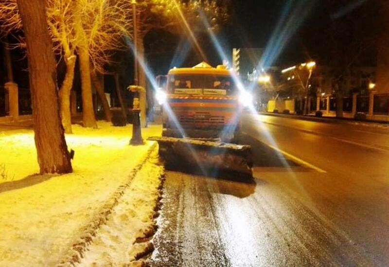 В Баку продолжают убирать снег