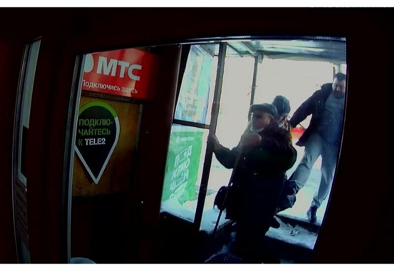Мужчина пнул в спину пожилого инвалида, который мешал ему пройти в магазин